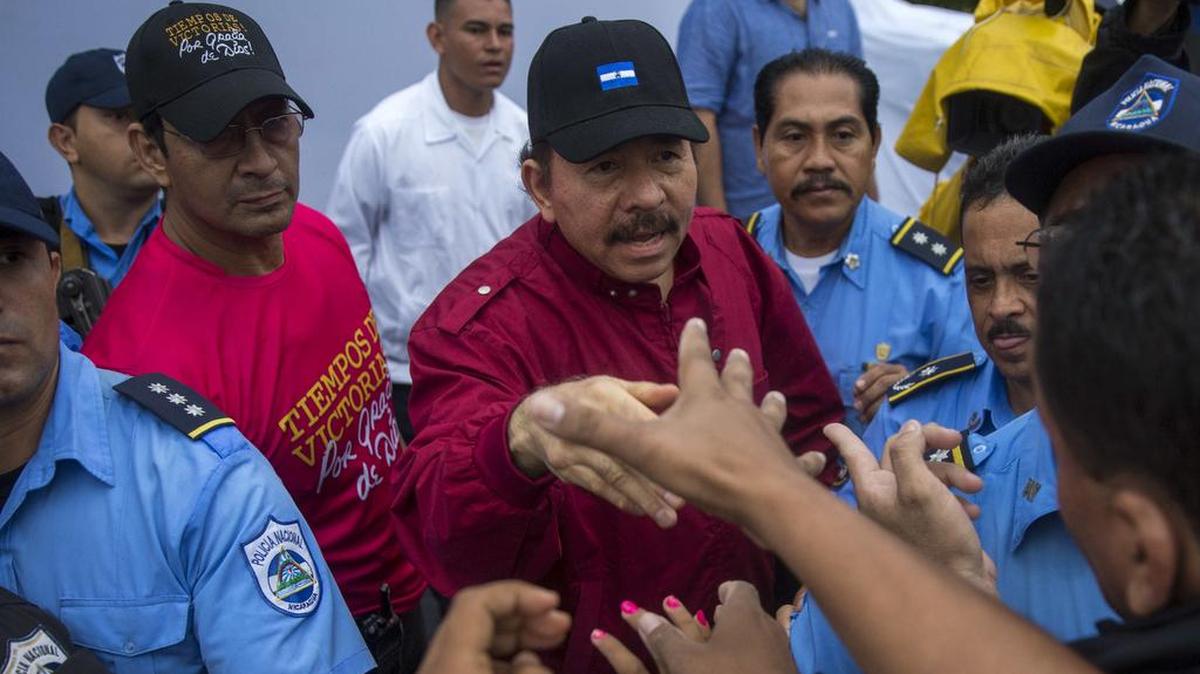 El presidente de Nicaragua, Daniel Ortega (c), saluda a simpatizantes del partidos Frente Sandinista de Liberaciion Nacional (FSLN) en la plaza de las Victorias el viernes 7 de julio de 2017, en Managua (Nicaragua).