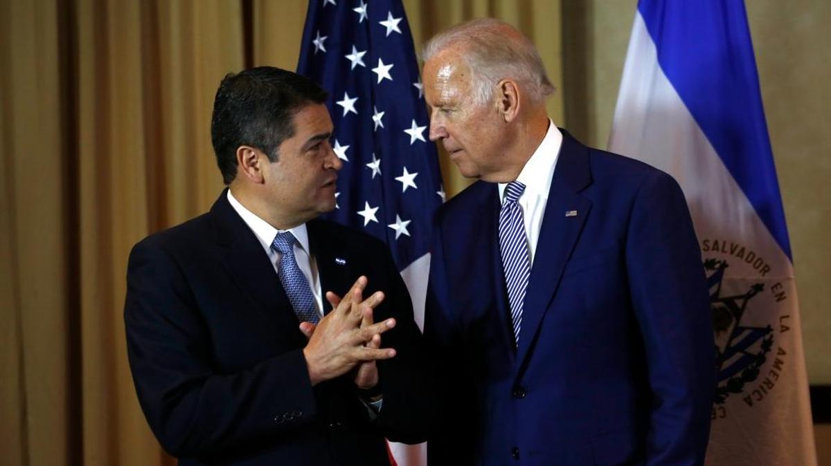 El presidente de Honduras, Juan Orlando Hernández (izq.), habla con el vicepresidente de EEUU, Joe Biden, en Guatemala, el 14 de enero. Hernández cumplió el miércoles dos años en el gobierno.