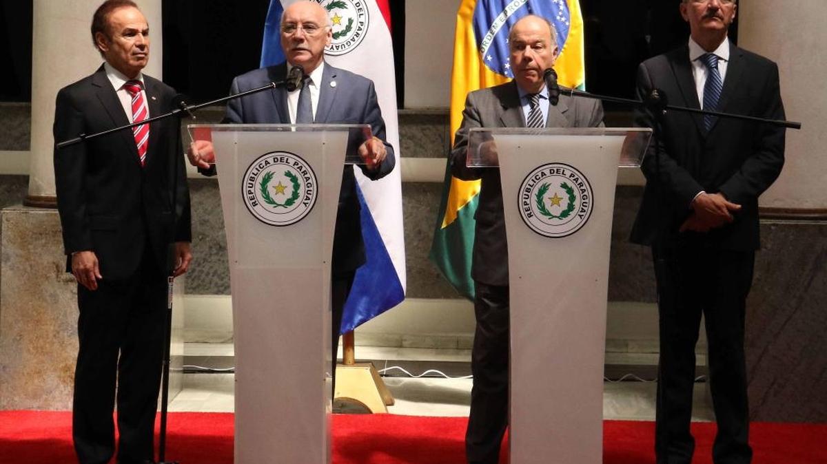 El ministro de defensa de Paraguay, Diógenes Martínez (izq.), el canciller paraguayo Eladio Loizaga (2 izq.), el canciller de Brasil Mauro Vieira (2 der.) y el ministro de Defensa de Brasil Aldo Rebelo (der.) hablan con los medios después de la firma de un convenio de cooperación el lunes.