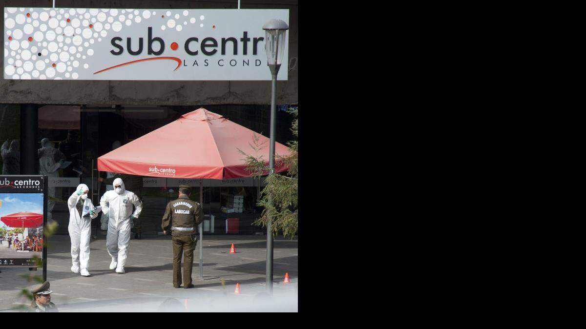 
Investigadores de la Policía inspeccionan la entrada de un centro comercial en una estación del Metro en Santiago de Chile a inicios de septiembre, tras explotar uma bomba que dejó 14 heridos.
