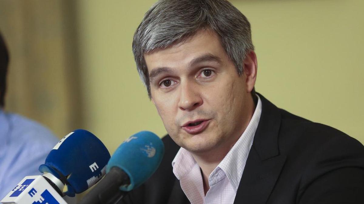 El jefe de Gabinete de ministros de Argentina, Marcos Peña (c), habla durante un encuentro con la prensa el miércoles 7 de diciembre de 2016.
