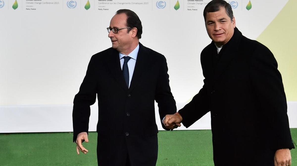 El presidente de Ecuador, Rafael Correa (der.), saluda el lunes al mandatario francés Francois Hollande, al llegar a la cumbre del clima Le Bourget, Francia.