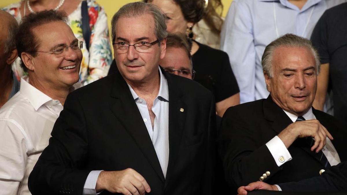 Fotografía de archivo del 12 de marzo de 2016 del ex presidente de la Cámara Baja Eduardo Cunha (c), el presidente del Senado Federal, Renan Calheiros (i), y el presidente interino de Brasil, Michel Temmer (d).