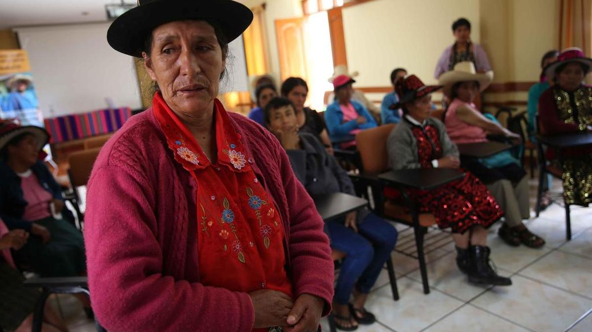 Epifania Flores, de la región de Ayacucho y víctima de las esterilizaciones forzadas que se dieron durante el gobiernos del expresidente de Perú Alberto Fujimori, narra su caso ante la presencia de la prensa nacional y extranjera este jueves 10 de diciembre de 2015, en la casa religiosa de San José de Cluny en Lima (Perú).