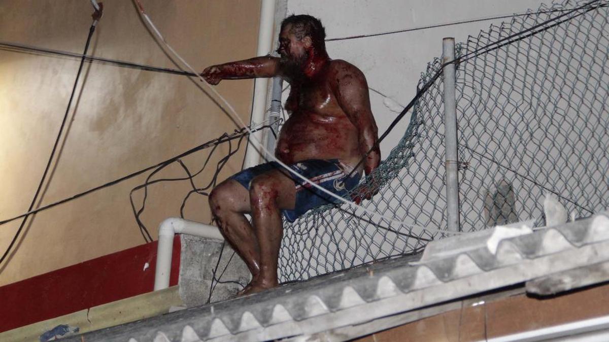 El presunto ciudadano ruso de nombre Aleksey Makeev, es visto con varias heridas luego de que habitantes de Cancún en el estado de Quintana Roo (México), lo intentaran linchar.