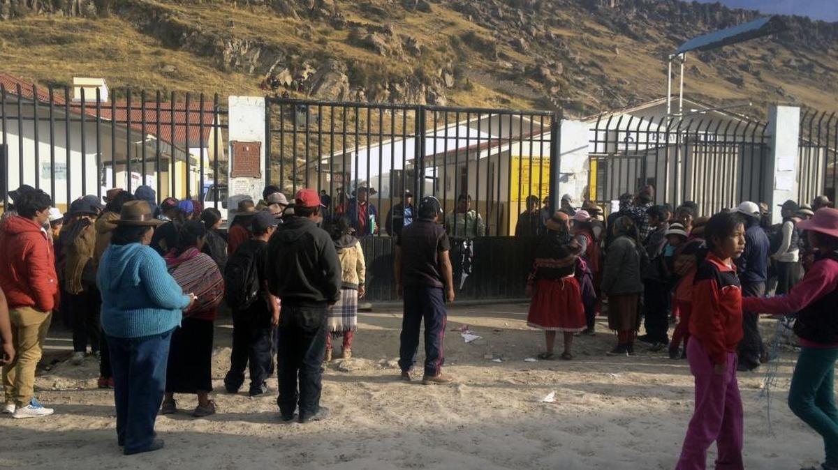 
Personas protestan el lunes frente a la sede del proyecto minero Las Bambas. El enfrentamiento entre la policía y los manifestantes dejó cuatro personas muertas. 
