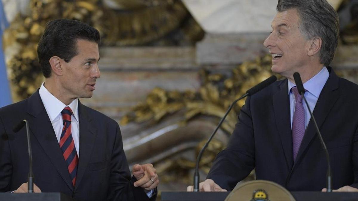 El presidente mexicano, Enrique Pena Nieto (izq.), bromea con su contraparte argentino, Mauricio Macri, durante una conferencia de prensa en la Casa Rosada.