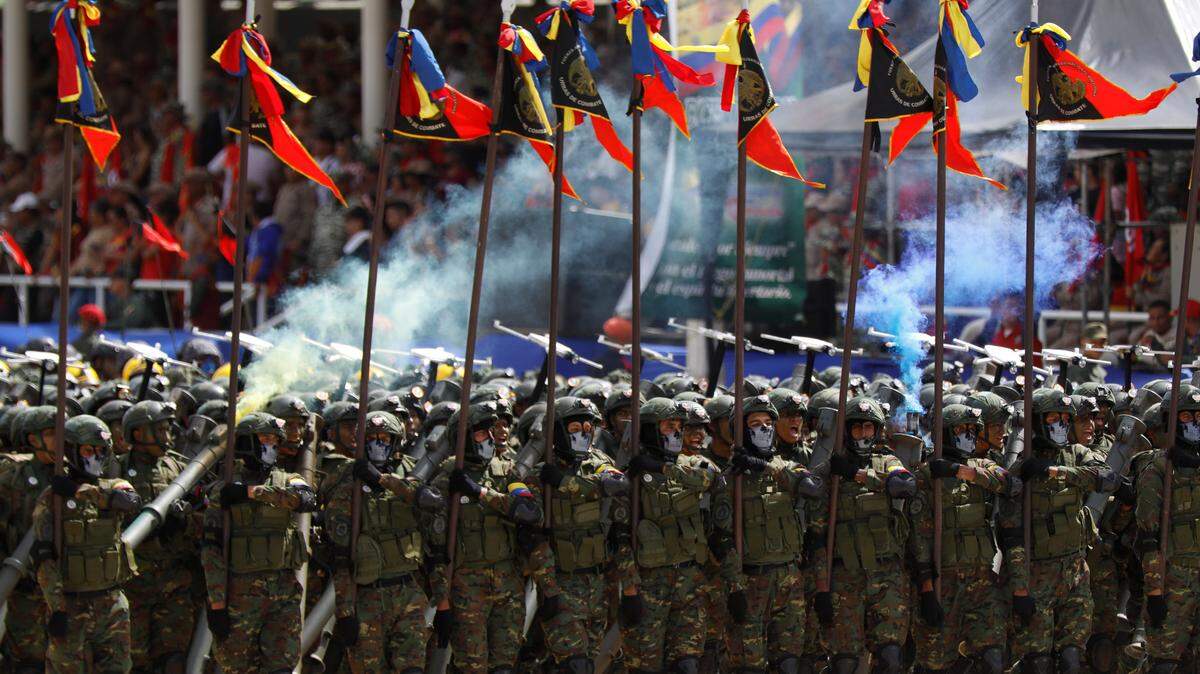 Soldados marchan durante el desfile del Día de la Independencia de Venezuela, en Caracas, el 5 de julio de 2024.