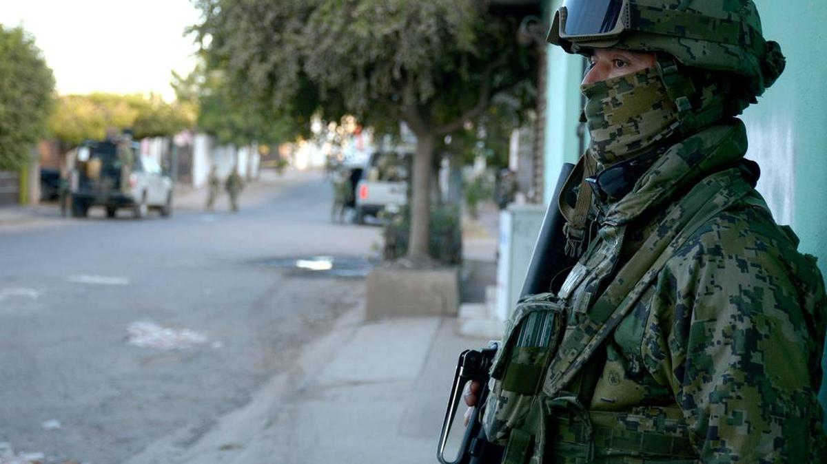 Fotografía del 7 de febrero de 2017 de un soldado de Marina Armada de México vigilando en una calle en el municipio de Culiacán, en el estado de Sinaloa (México).