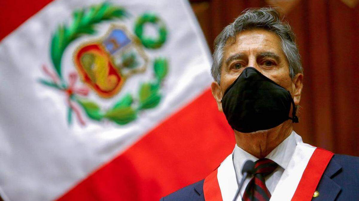 Foto publicada por la presidencia peruana del presidente interino peruano Francisco Sagasti gesticulando mientras pronuncia un discurso durante su ceremonia de juramentación en el Congreso en Lima, el 17 de noviembre de 2020, un día después de que el Congreso votara por él para reemplazar a Manuel Merino.