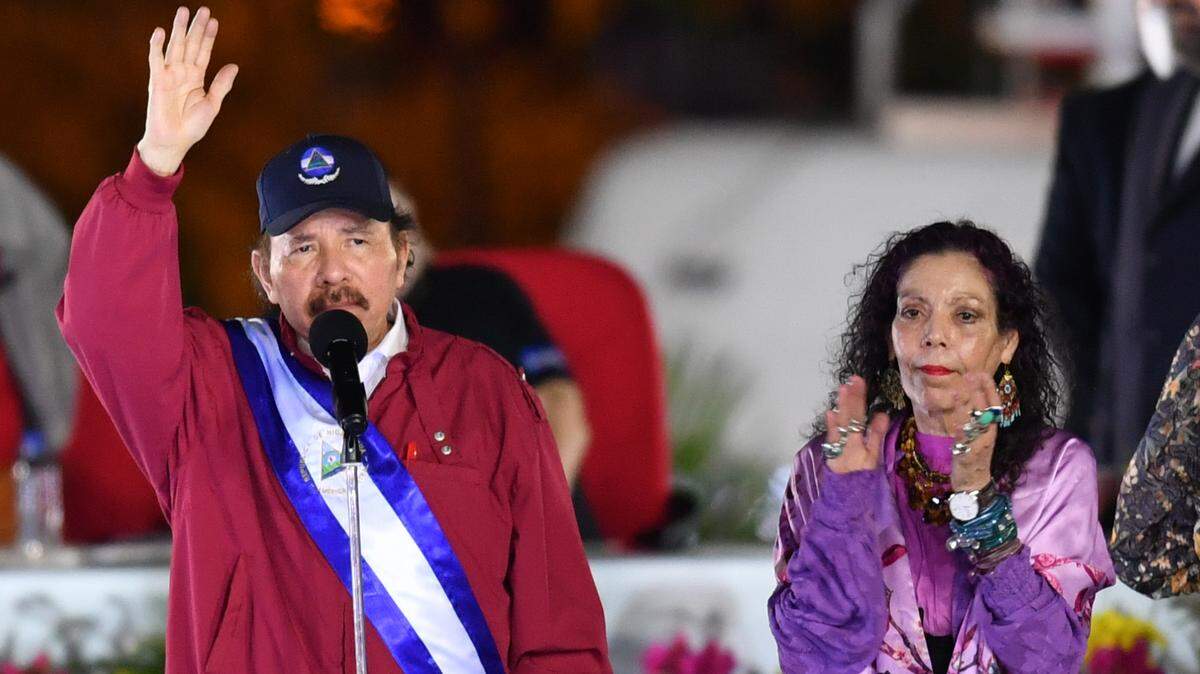 MANAGUA, 11 de enero de 2022 -- El presidente nicaragüense Daniel Ortega y la vicepresidenta Rosario Murillo asisten a la ceremonia de juramentación para un nuevo mandato presidencial en Managua, Nicaragua, el 10 de enero de 2022.