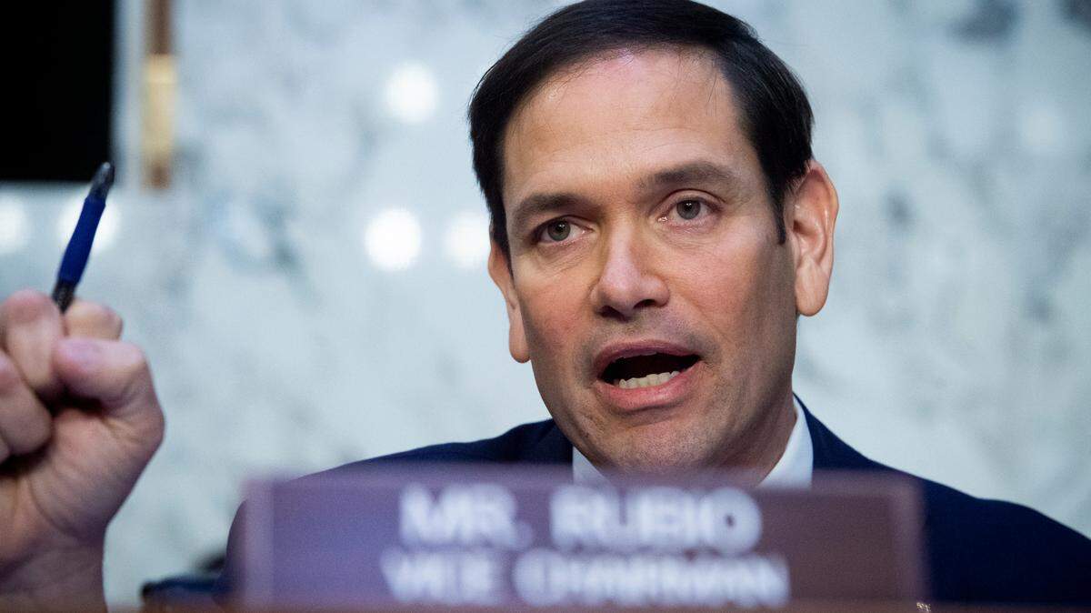 El Senador de Estados Unidos Marco Rubio (Republicano de Florida), Vicepresidente del Comité Selecto de Inteligencia del Senado de los Estados Unidos interroga a los testigos durante una audiencia del Comité de Inteligencia del Senado para examinar las amenazas mundiales, en el edificio de oficinas del Senado de Hart en Washington, DC, el miércoles 8 de marzo, 2023.