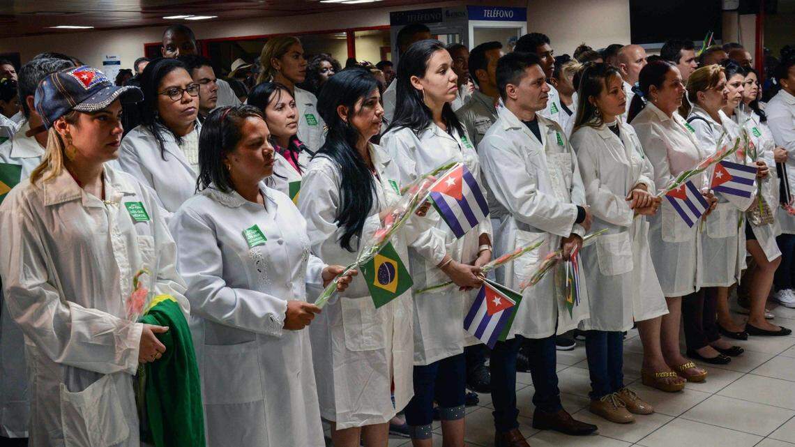 Fotografía distribuida por la Agencia Cubana de Noticias (ACN) que muestra un grupo de doctores cubanos llegados de Brasil después de participar en un programa médico en esa nación, el 23 de noviembre de 2018 en el Aeropuerto Internacional José Martí en La Habana. 