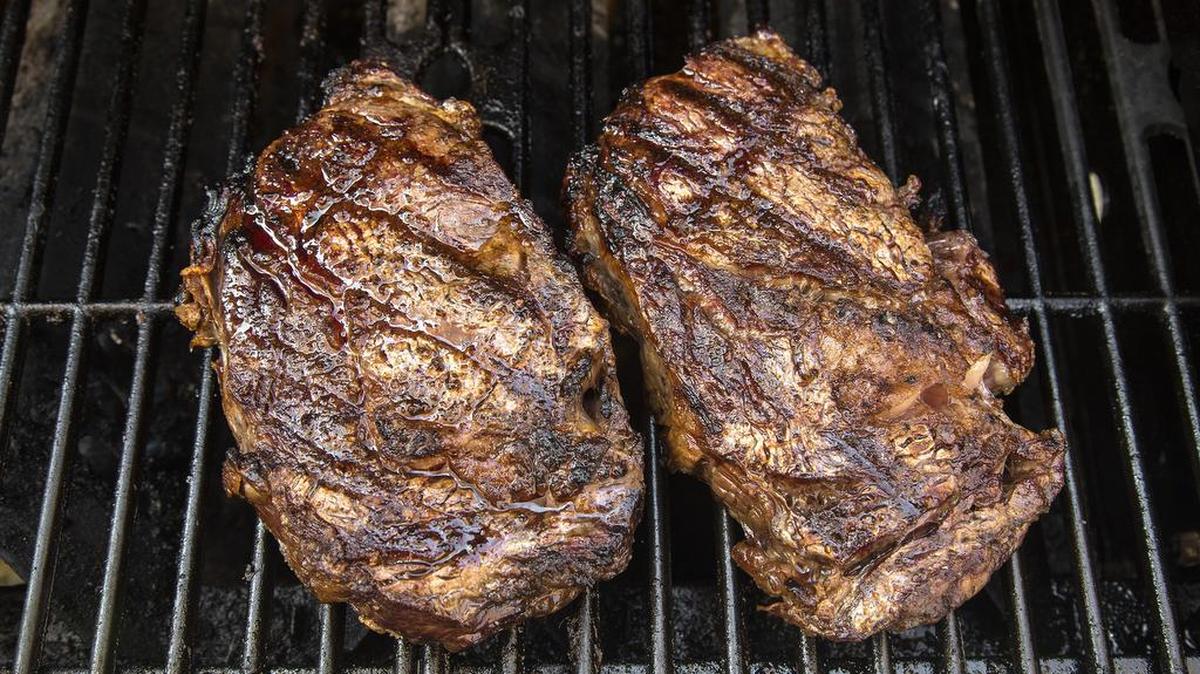 Los asados en parrilla reúnen a familias y amigos en Miami durante el verano.