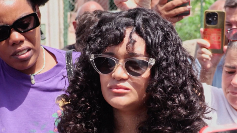 Condenan en Cuba a activista crítica del gobierno por difundir video de un agente