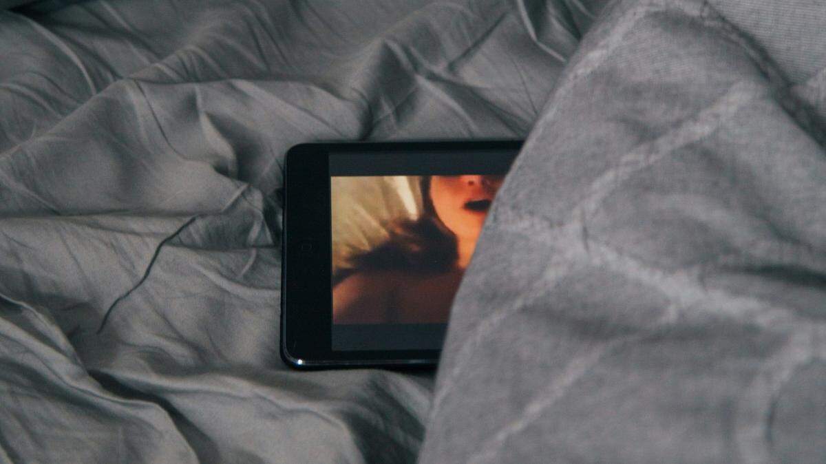 La red social X, antes conocida como Twitter, permite oficialmente a partir del lunes la publicación de fotos y videos pornográficos.