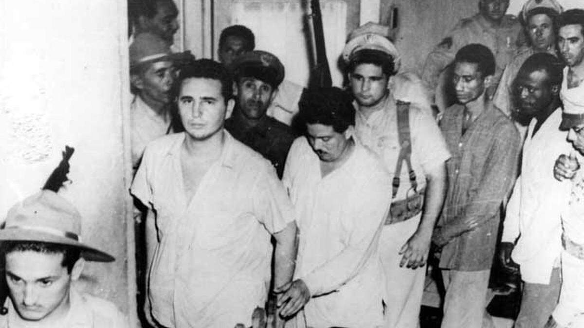 Foto de archivo de Fidel Castro tras ser detenido con otras personas por el asalto al Cuartel Moncada, en Santiago de Cuba, el 26 de julio de 1953. Castro fue condenado a 15 años de prisión por el ataque al Cuartel Moncada pero solo purgó un año y siete meses al ser indultado en 1955.