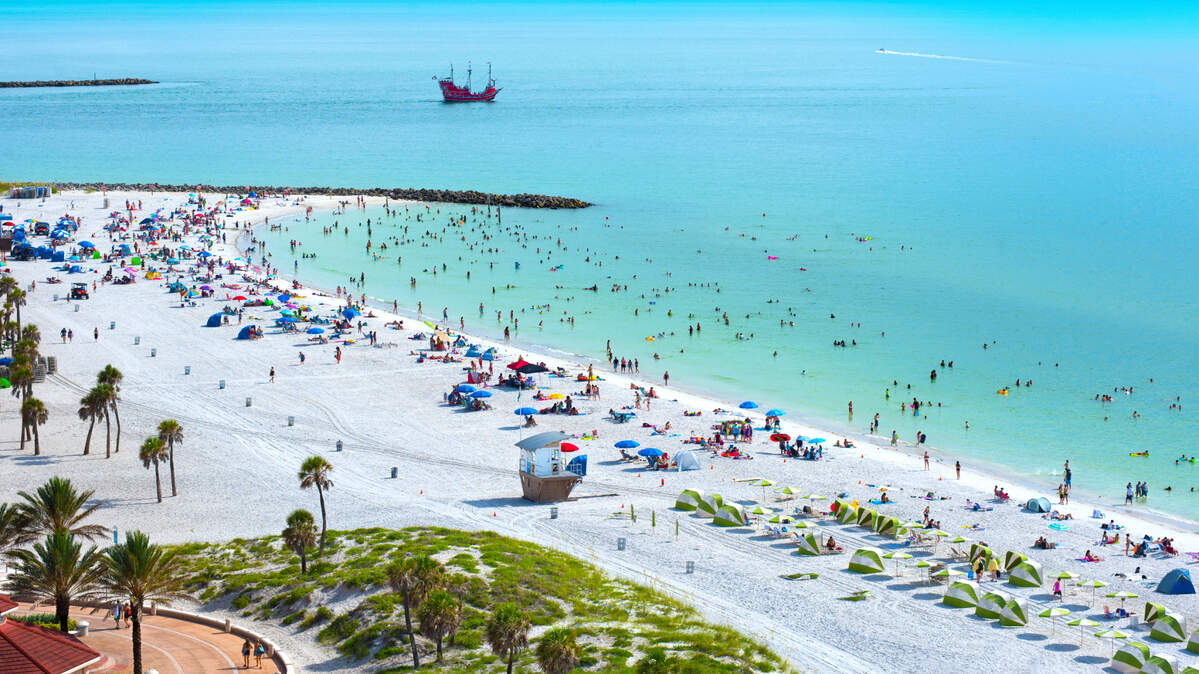 Clearwater Beach en el Golfo de México se encuentra en la costa oeste central de Florida. Clearwater ha sido clasificada con frecuencia como una de las mejores playas de los Estados Unidos debido a sus playas de arena blanca y aguas cálidas.