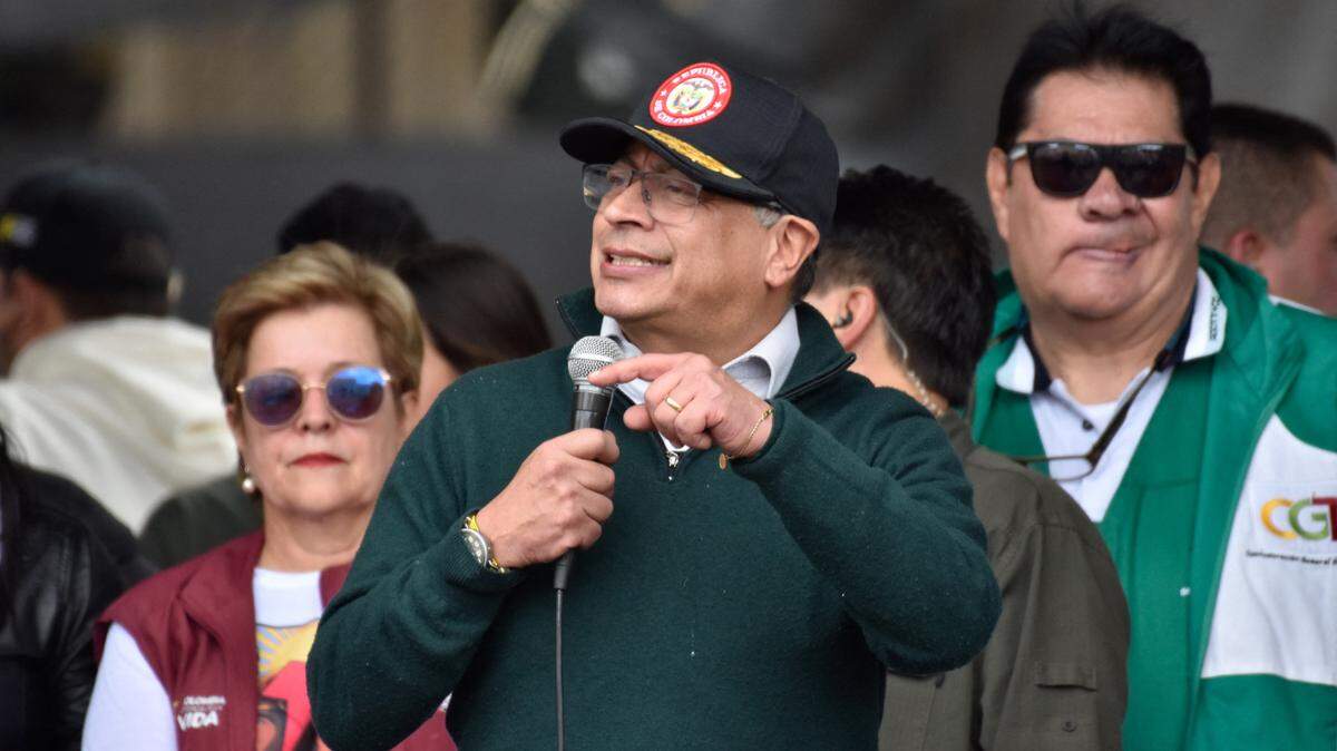 El presidente de Colombia, Gustavo Petro, da un discurso ante sus seguidores durante una manifestación a favor de sus propuestas de reforma laboral, de salud y prisiones, el 1 de mayo de 2024, en Bogotá.