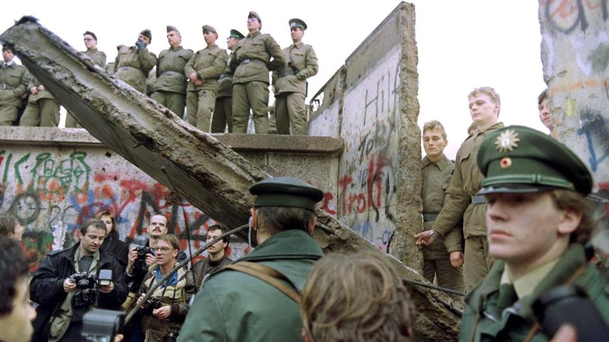 Dos policías de la Alemania Occidental impiden que la gente se acerque a una porción caída del Muro de Berlín, el 11 de noviembre de 1989. Foto de archivo.