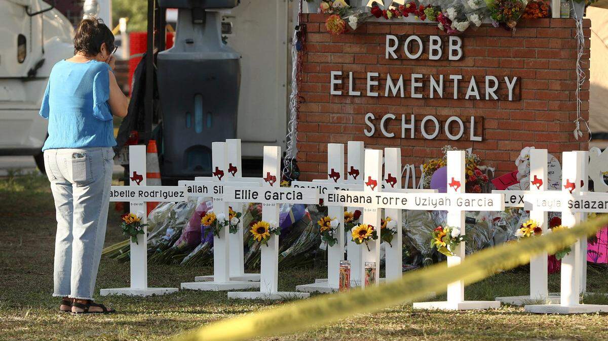 Dora Mendoza, abuela de la víctima Amerie Jo Garza, se limpia las lágrimas mientras presenta sus respetos a su nieta y a otras personas en un sitio conmemorativo para las víctimas del tiroteo en la Escuela Primaria Robb, el jueves 26 de mayo de 2022, en Uvalde, Texas. (Kin Man Hui/The San Antonio Express-News vía AP)