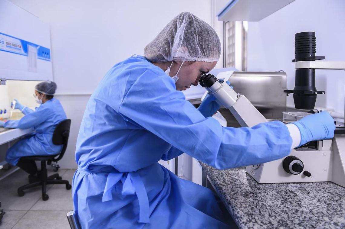 Una bióloga observa el ADN del coronavirus en un laboratorio en Belo Horizonte, Brasil, el 24 marzo del 2020.