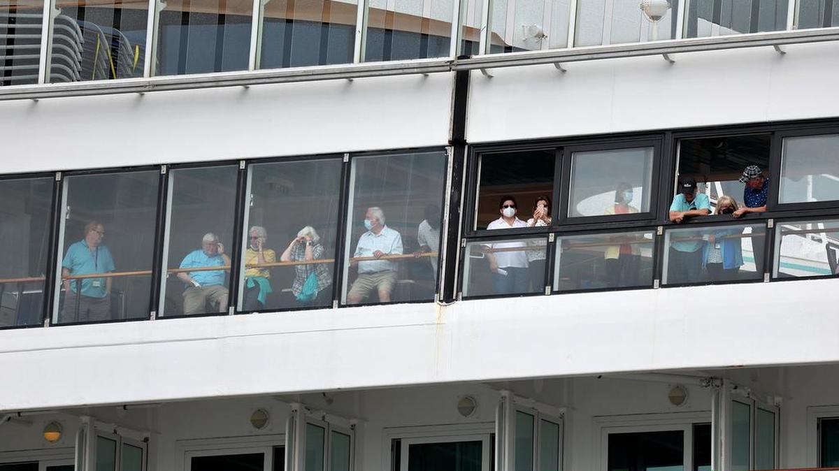 MIAMI, FLORIDA - 5 DE ENERO: Los pasajeros esperan en el Norwegian Pearl mientras atraca en PortMiami el 5 de enero de 2022 en Miami, Florida. El crucero estaba en un viaje de 11 días a través del Canal de Panamá, pero regresó a Miami después de estar en el mar durante un día después de que varios miembros de la tripulación dieron positivo por COVID-19. (Foto de Joe Raedle / Getty Images)