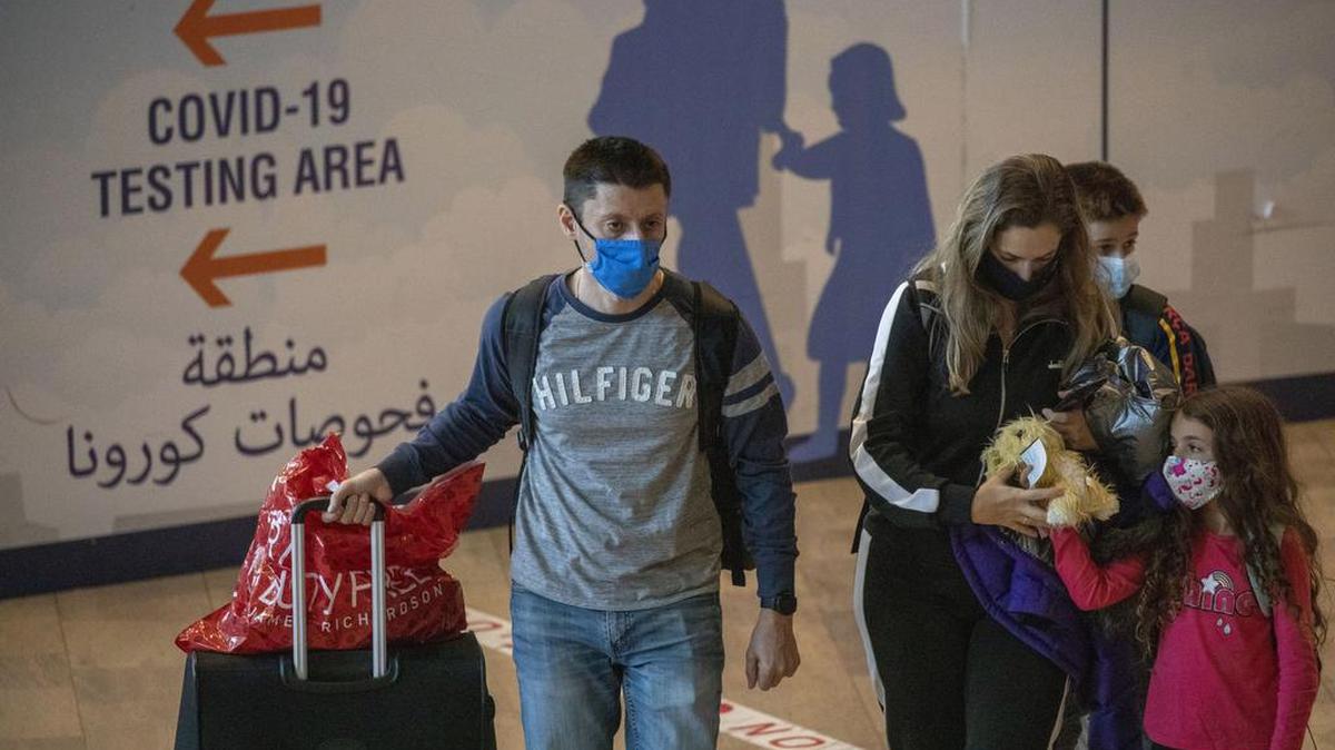 Viajeros arriban al aeropuerto internacional Ben Gurion cerca de Tel Aviv el 28 de noviembre del 2021. (AP Foto/Ariel Schalit)