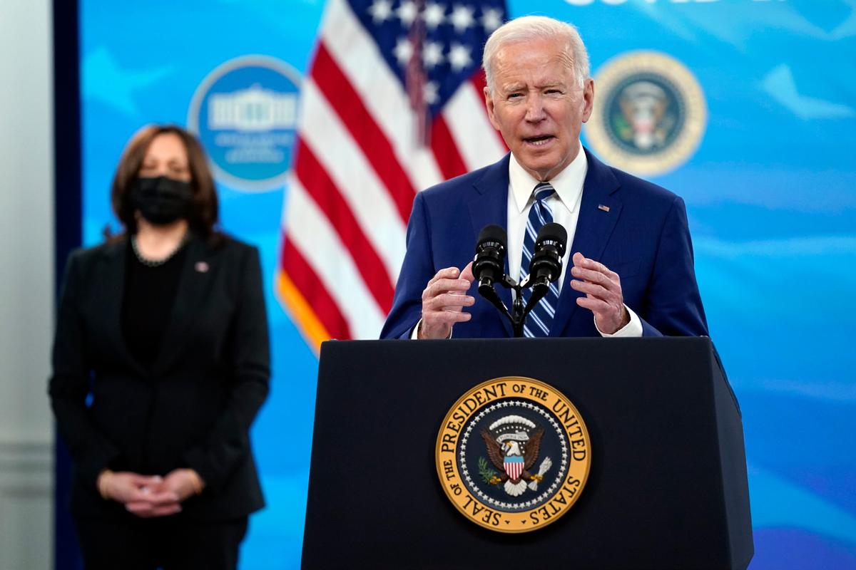 El presidente Joe Biden habla durante un evento sobre las vacunas COVID-19, en la Casa Blanca, el lunes 29 de marzo de 2021, en Washington, mientras la vice presidenta Kamala Harris escucha.