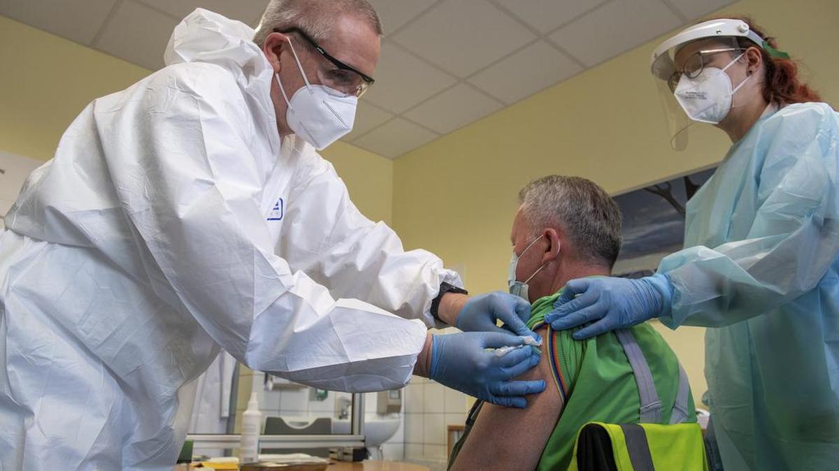 Un médico vacuna a un empleado de una planta de Volkswagen con la vacuna AstraZeneca en Zwickau, Alemania, el 30 de marzo del 2021.