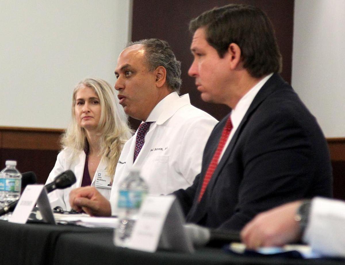 El gobernador de Florida, Ron De Santis, participa a una conferencia de prensa sobre el COVID-19 en la Cleveland Clinic de Weston.