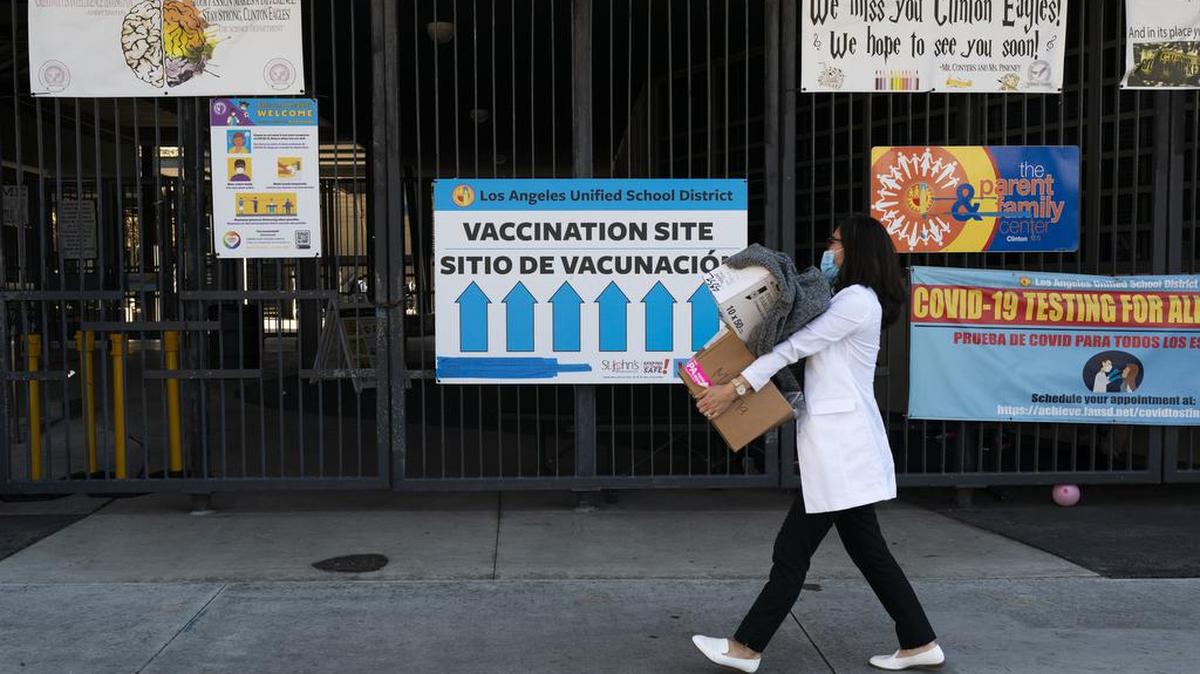 La farmacéutica Erica Jing llega a la escuela secundaria William Jefferson Clinton para establecer un sitio de vacunación COVID-19 emergente para estudiantes en Los Ángeles, el miércoles 15 de diciembre de 2021. (AP/Jae C. Hong)