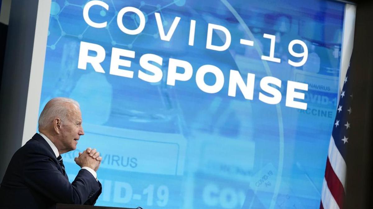 El presidente Joe Biden habla sobre la respuesta del gobierno estadounidense a la pandemia de COVID-19 en la Casa Blanca, Washington, el jueves 13 de enero de 2022. (AP Foto/Andrew Harnik)