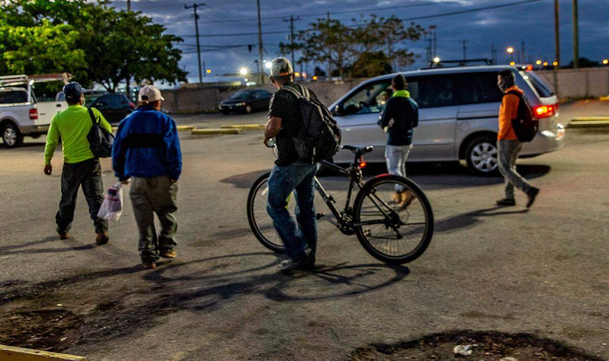 Los jornaleros se concentran temprano en la mañana en diferentes puntos alrededor de Homestead y Florida City con la esperanza de ser contratados para ganar un salario, ya que muchos no tienen hogar después de perder un ingreso estable debido a la pandemia del COVID-19, el miércoles 10 de marzo de 2021.