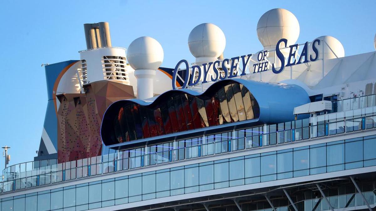 El crucero Odyssey of the Seas llega a Port Everglades en Fort Lauderdale, Florida el domingo 26 de diciembre de 2021. El crucero Royal Caribbean regresó a Fort Lauderdale después de que numerosos miembros de la tripulación y pasajeros dieron positivo por COVID-19, y el barco se le negó la entrada en dos puertos. (Mike Stocker / South Florida Sun Sentinel / TNS)