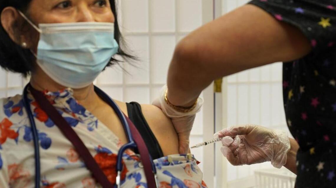 Las vacunas anticovid afectan a la menstruación, pero los efectos son breves