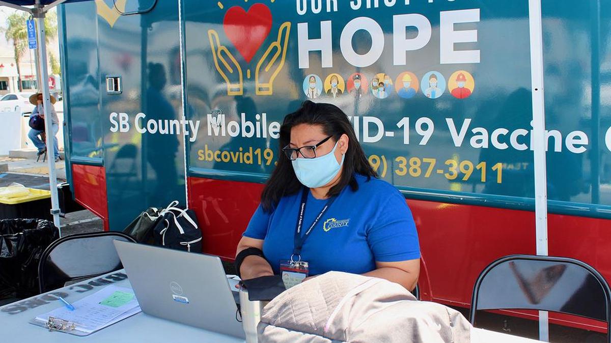Una empleada del condado de San Bernardino, California, trabaja sobre la información de personas vacunadas, el 15 de julio del 2021.