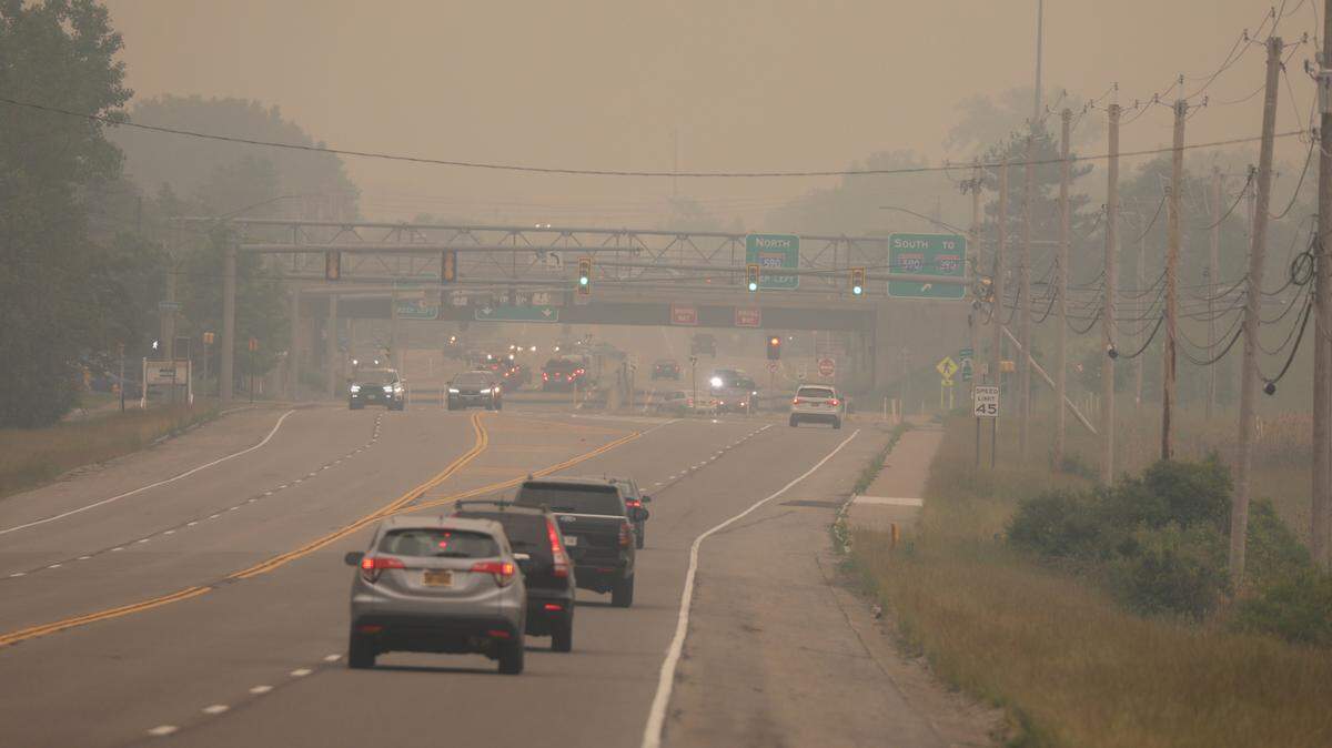 El sol de primera hora de la mañana del miércoles 7 de junio de 2023 proyectaba un tono amarillo anaranjado sobre la zona de Rochester, Nueva York. Los autos que circulaban por Winton Road, en Brighton, mantenían las luces encendidas por seguridad. La calidad del aire empeoró a medida que el humo del incendio forestal de Canadá llegaba a Nueva York.