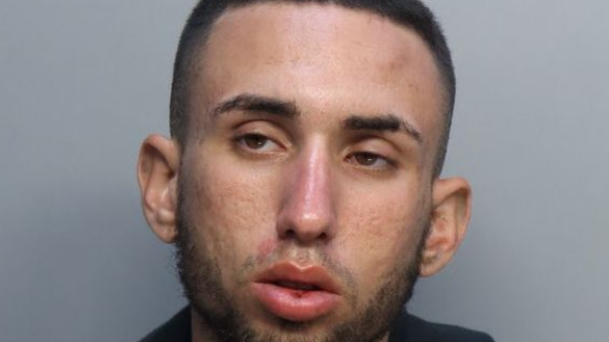 Juan Junco, de 21 años, está acusado de haber asesinado con un arma blanca a Ebrys Leal, de 40 años, en la cuadra del 2400 West 6th Court, Hialeah, en la madrugada del 20 de diciembre.