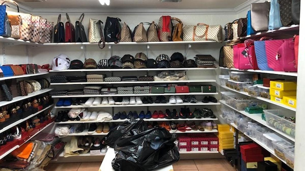 Productos falsificados en la parte posterior de una tienda en West Miami. La policía de Miami-Dade arrestó al propietario, Ulisis Valencia, bajo el cargo de vender productos falsificados.