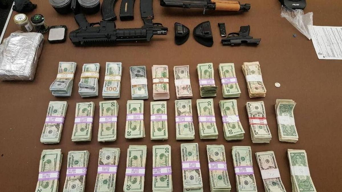 Dinero, armas y drogas fueron confiscadas en un arresto en 7100 Park Street.