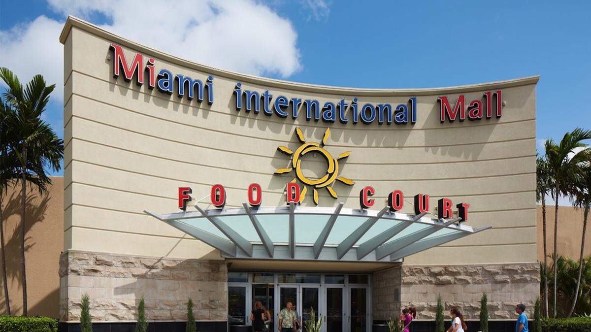 A man stabbed a woman and then shot himself at Doral’s International Mall, authorities said. The woman is injured, and the man is dead.