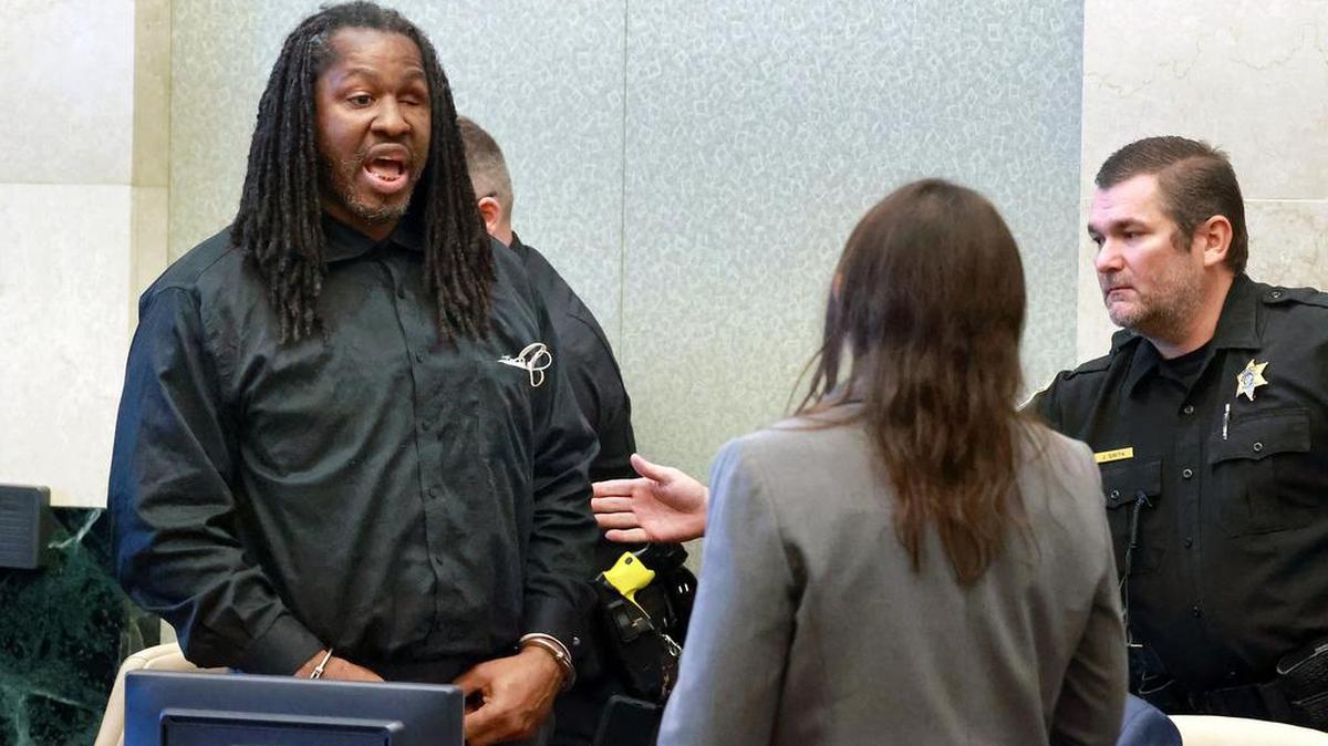 Los agentes del alguacil de Orange sacan al acusado Markeith Loyd de la sala del tribunal durante un arrebato en el tribunal de circuito de Orange, el miércoles 8 de diciembre de 2021, después de escuchar el veredicto del jurado de que debería ser sentenciado a muerte por el asesinato en 2017 de la teniente Debra Clayton de la policía de Orlando en 2017. 2017. (Joe Burbank / Orlando Sentinel / TNS)