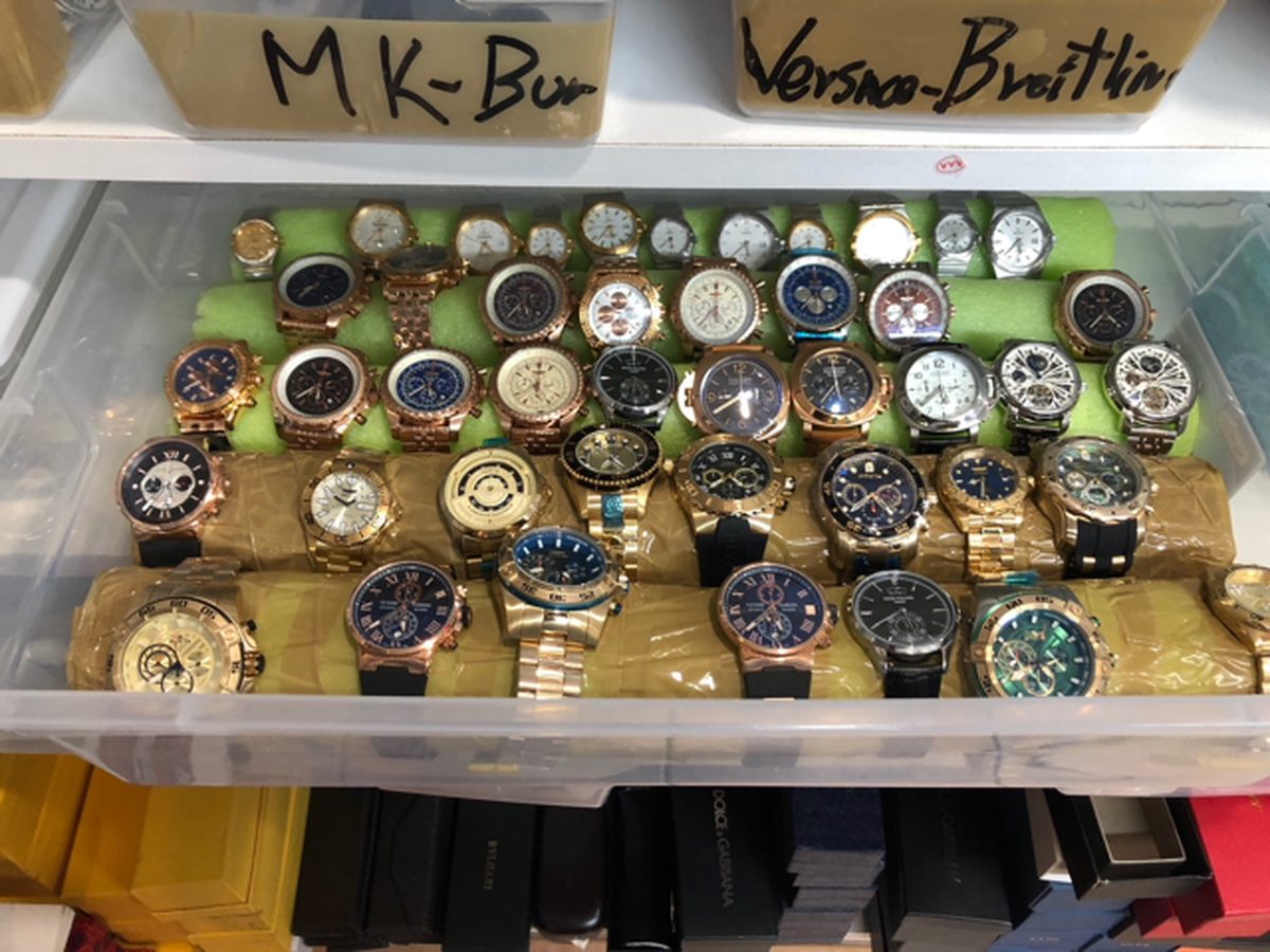 Productos falsificados en la parte posterior de la tienda en West Miami. La policía de Miami-Dade arrestó al propietario, Ulisis Valencia, bajo el cargo de vender productos falsificados.