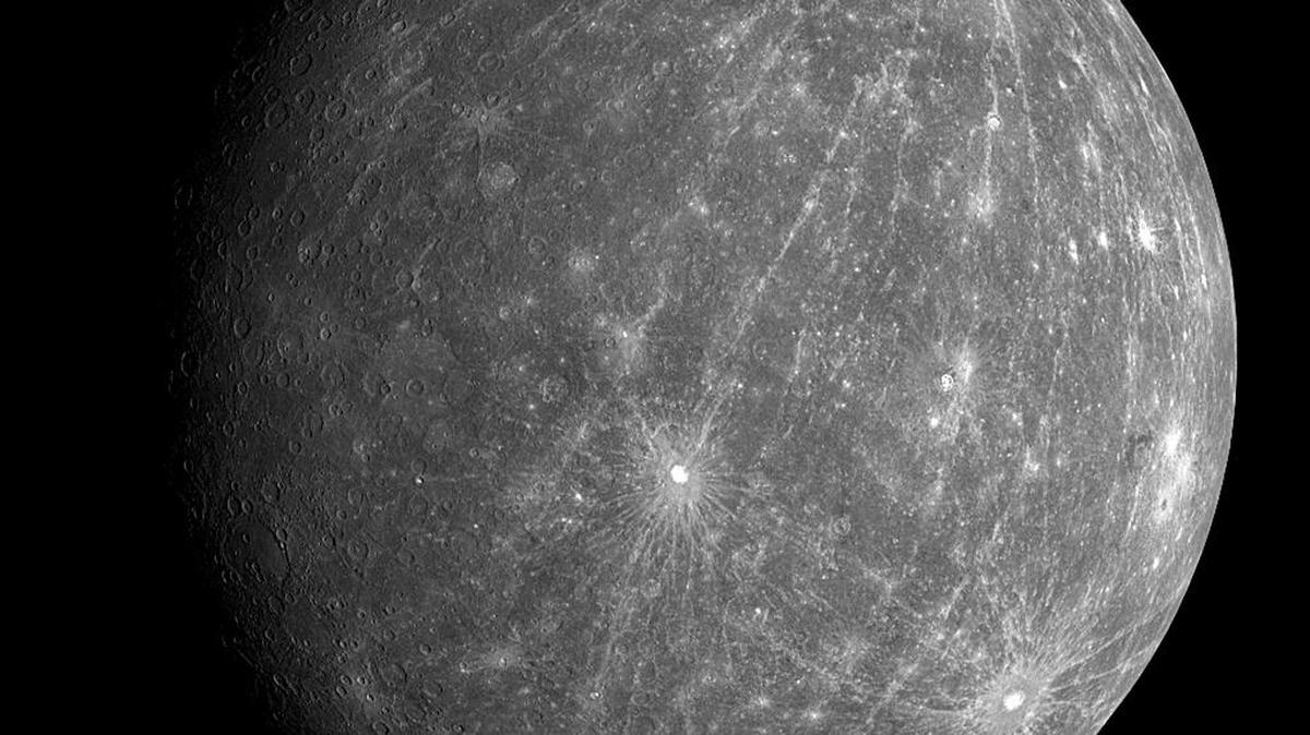 Todavía poco explorado, el misterioso Mercurio es el planeta más cercano al Sol y se encuentra a una distancia media de 58 millones de kilómetros de él.