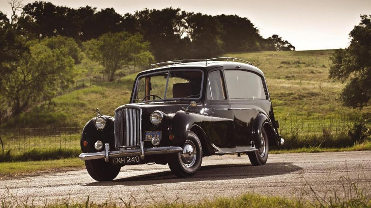 Fotografía facilitada por RM Sothebys del icónico Austin Princess negro utilizado por John Lennon en una película para promocionar su álbum "Imagine" que ha sido subastado en Londres por 135,000 libras (180,000 dólares).