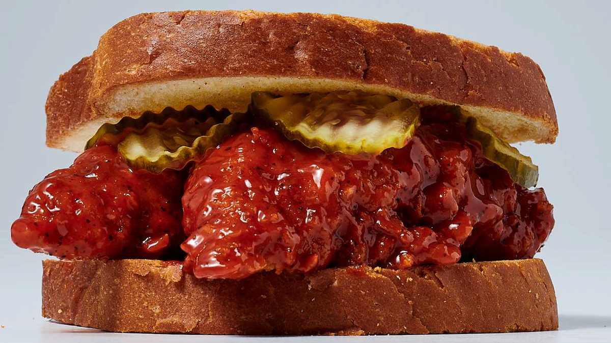La edición limitada del Nashville Hot Chicken Sandwich de Publix, disponible en el deli donde obtiene sus Pub Subs, se venderá del 1 de abril al 30 de junio.