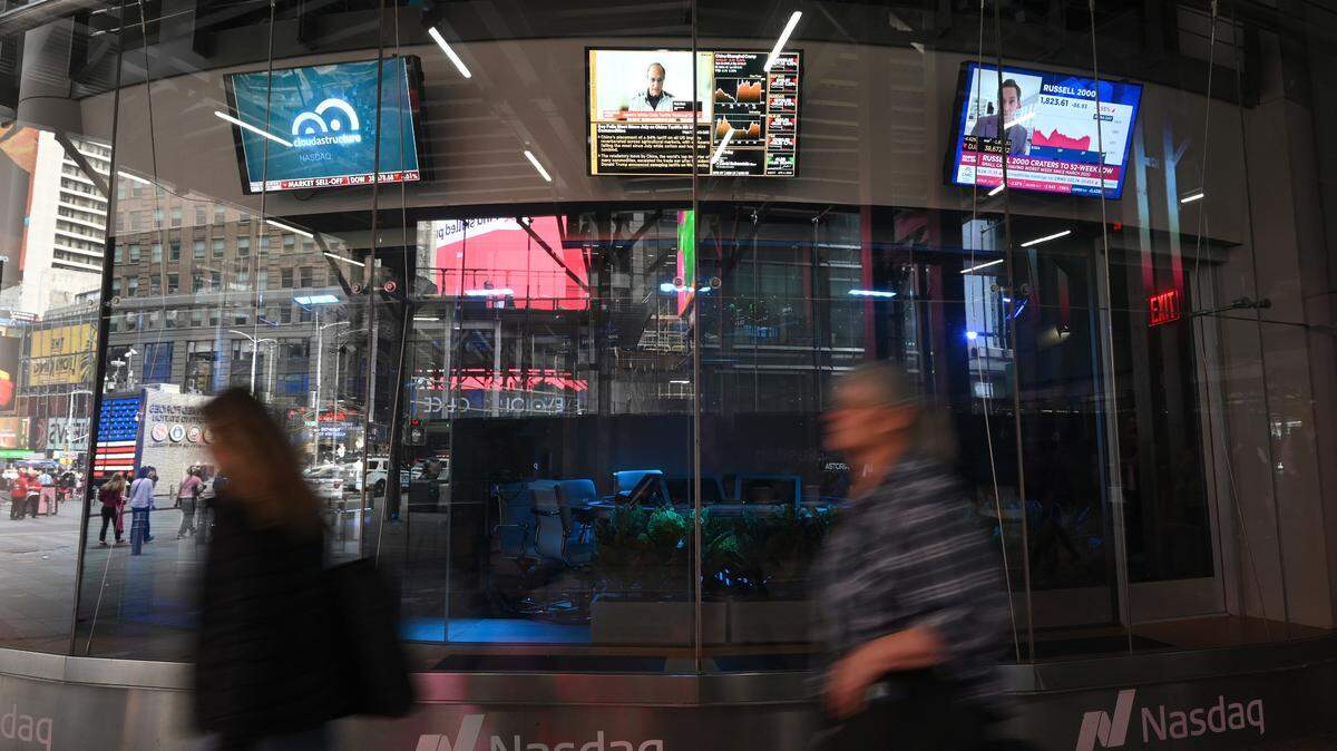 Personas caminan frente a la sede de Nasdaq en Times Square, Nueva York, el 4 de abril de 2025.