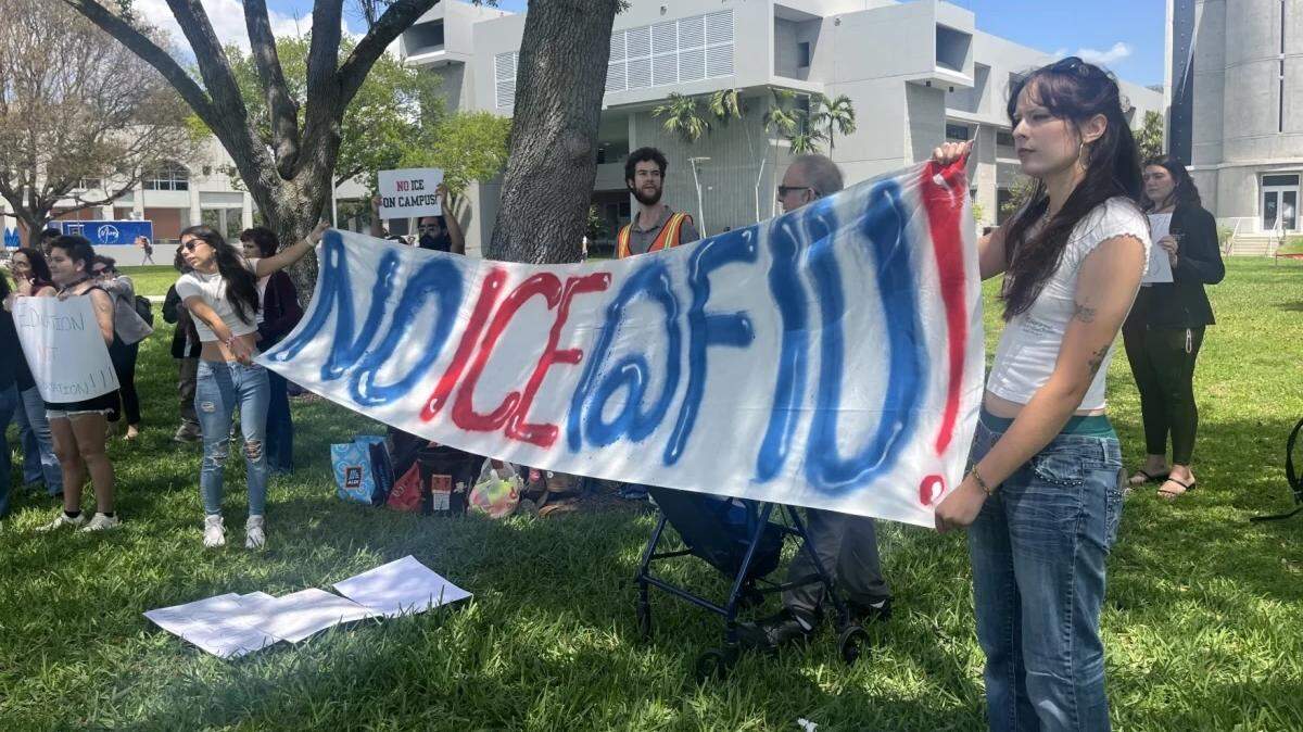 Estudiantes, profesores y empleados de FIU protestan contra la colaboración de la universidad con ICE.