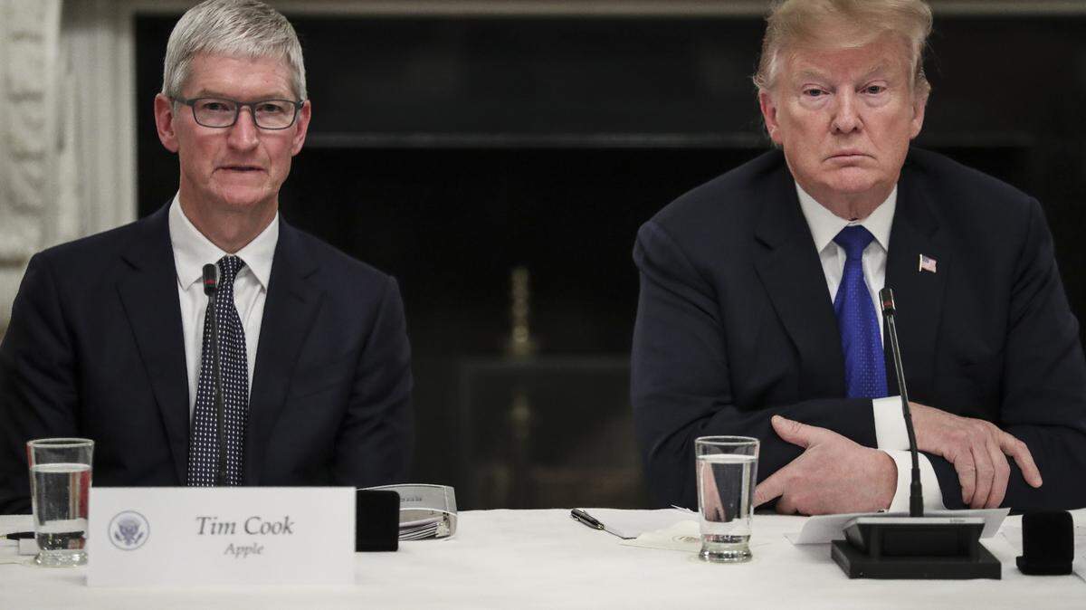 El presidente Donald Trump y el director ejecutivo de Apple Inc., Tim Cook, escuchan durante una reunión del Consejo Asesor de Política para la Fuerza Laboral Estadounidense en el Comedor de Estado de la Casa Blanca, el 6 de marzo de 2019 en Washington, D.C. 